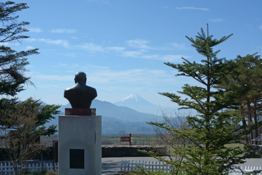 清泉寮の創設者であるポールラッシュ博士は、今でも大好きな富士山を見続けています