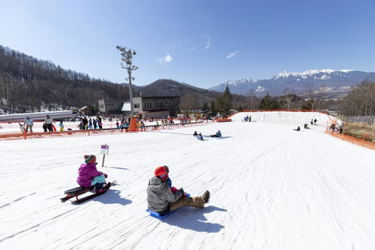 シャトレーゼスキーバレー野辺山までお車で20分ほど。緩やかな初級コースやキッズパークがあるのでお子様のスキーデビューにぴったり！
