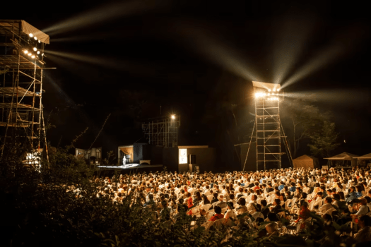 「萌木の村」の特設野外劇場で開催される日本唯一の長期野外バレエ公演。