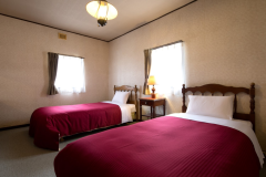 寝室（コテージ：4名定員【暖炉付リビング】）