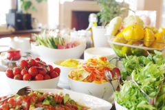 ご朝食では高原野菜はもちろん、人気のフレンチトーストや自家製ヨーグルトをビュッフェスタイルにてご提供。