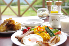 ご朝食のビュッフェでは地元の食材をふんだんに使ったお料理（洋食・和食）はもちろん、人気のフレンチトーストや自家製ヨーグルトをお楽しみいただけます。