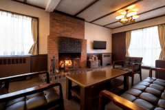 リビング（本館：スィートルーム【暖炉付】）