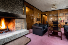 リビング一例（コテージ：4名定員【暖炉付】）