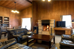 リビング一例（コテージ：6名定員【暖炉付】）