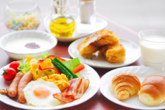 人気の新館レストランでの朝食！高原の朝をおいしい料理と共にお楽しみください。