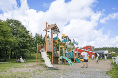 【ファームショップ子ども広場】5つの遊具が設置されており、子ども達に大人気！