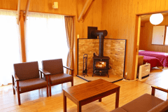 デラックスコテージ(一例)
リビングにペレットストーブまたは、薪ストーブがあるお部屋。
揺らめく炎をお楽しみください。