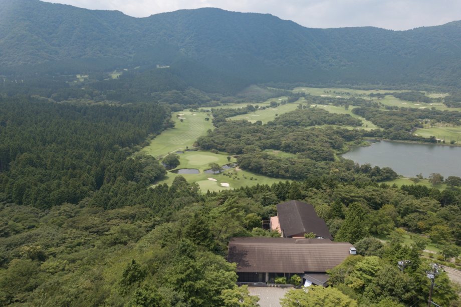 眼下に広がる名門「箱根カントリークラブ」。自然に囲まれた敷地内には鹿やウリボーの親子など野生動物も顔を出します。