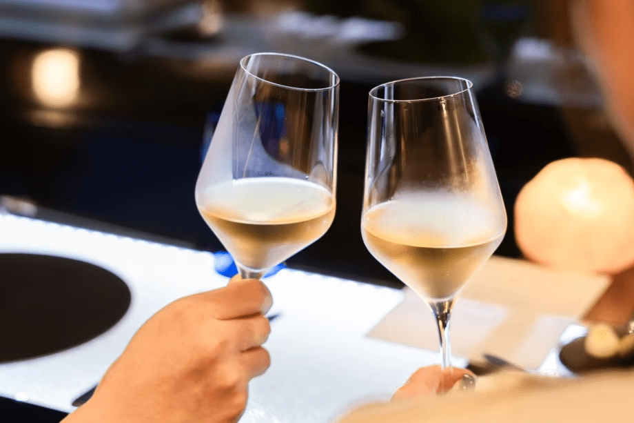 「料理を味わい、温泉でほどけ、酒を愉しむ。」オーベルジュでの滞在を、より深く、より豊かに味わっていただくための 酒好きのための特別宿泊プランです。