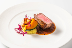 メイン料理にはお肉・お魚のどちらか1品をチョイスするコースです。 メイン料理にはお肉・お魚のどちらか1品をチョイスするコースです。