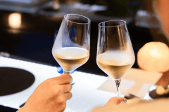 「料理を味わい、温泉でほどけ、酒を愉しむ。」オーベルジュでの滞在を、より深く、より豊かに味わっていただくための 酒好きのための特別宿泊プランです。