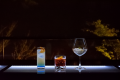 光るカウンター席で味わうオリジナルカクテル。低アルコールやノンアルコールのご要望にも対応します。