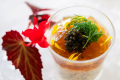 料理の一例。蝦夷鮑のタルタルとコンソメジュレ、そしてキャビアなど幾層にも重なった食材たちが、口の中で心地よくマリアージュ。
