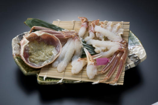 厳選された良質の柴山産活ガニをカニ刺しに。