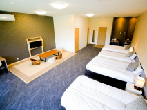 ２０２３年２月リニューアルの広々３５畳｜トイレとお風呂はセパレートタイプ｜５〜６名利用時はベッドの他にお布団を準備