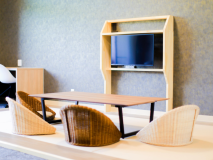 ２０２３年２月リニューアルの広々３５畳｜トイレとお風呂はセパレートタイプ｜５〜６名利用時はベッドの他にお布団を準備