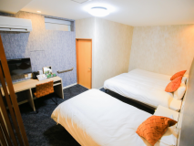 ２０２３年２月リニューアルの家族湯付き洋室｜お風呂はテレビ付きでオシャレなレインシャワーも｜家族旅行でゆったりと◎