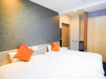 ２０２３年２月リニューアルの家族湯付き洋室｜お風呂はテレビ付きでオシャレなレインシャワーも｜家族旅行でゆったりと◎