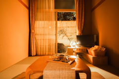 家族湯付きのお部屋で源泉かけ流しの天然温泉を独り占め｜岩風呂のお部屋とひのき風呂のお部屋のどちらか、配室は当館にお任せくださいませ。