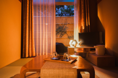 家族湯付きのお部屋で源泉かけ流しの天然温泉を独り占め｜岩風呂のお部屋とひのき風呂のお部屋のどちらか、配室は当館にお任せくださいませ。