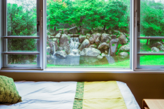 シングルベッド２台とソファベッド１台の１０畳の和室。トイレ・洗面所あり。アウトバスで温泉大浴場をご利用いただきます。和室のお部屋なので夏は涼しく冬はあったか