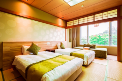 シングルベッド２台とソファベッド１台の１０畳の和室。トイレ・洗面所あり。アウトバスで温泉大浴場をご利用いただきます。和室のお部屋なので夏は涼しく冬はあったか