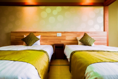 シングルベッド２台とソファベッド１台の１０畳の和室。トイレ・洗面所あり。アウトバスで温泉大浴場をご利用いただきます。和室のお部屋なので夏は涼しく冬はあったか