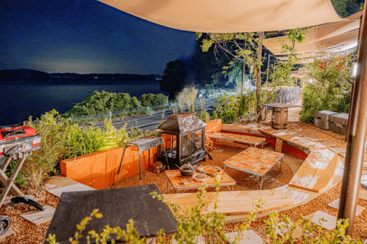 広々BBQスペース。夜は焚火をお楽しみいただけます。