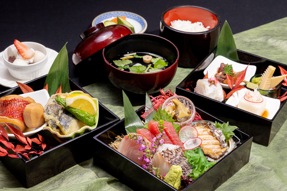 お重プラン 夕食イメージ※仕入れ状況や季節によりメイン料理以外は変更となる場合がございます。 お重プラン 夕食イメージ※仕入れ状況や季節によりメイン料理以外は変更となる場合がございます。