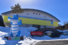 初心者の方やもっと技術を磨きたい方には、スキースクールも開講されています。丁寧でレベルに応じたわかりやすい指導は、人気が高く好評です。