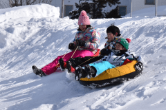 冬のオススメは「雪あそび」！ソリをホテルで貸し出しています。
標高550mという絶好のロケーションで思いっきり雪をお楽しみください♪