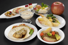 【青森の食材を使ったバイキング＆アルコール飲み放題】
食べた「あど」にもっと「はだる（欲しがる）」
「あどはだり」とは津軽弁で「おかわり・もっと食べたい」という意味です。当ホテル自慢のバイキングを、是非「あどはだり」してください♪