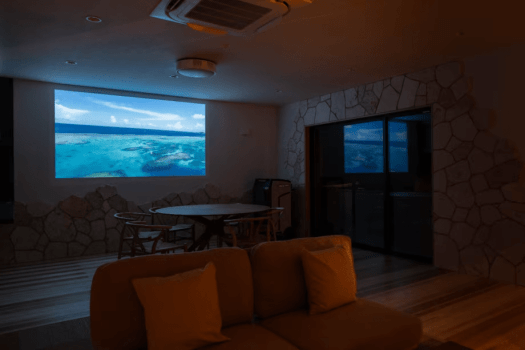 【蒼望楼concept琉球】プロジェクターにて大画面な映像を楽しめます。