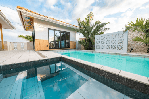 【蒼望楼concept琉球】水深の違う水盤で立って入ることも可能。