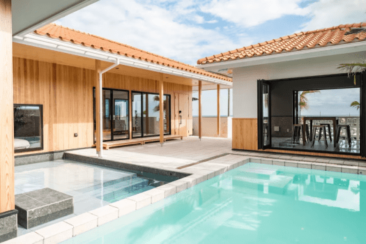 【蒼望楼concept琉球】プールの横に水盤もあり家族で楽しめます。