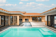 【蒼望楼concept琉球】プールを囲んだ建物の作り