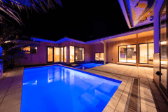 夜のプールはムーディーな装い