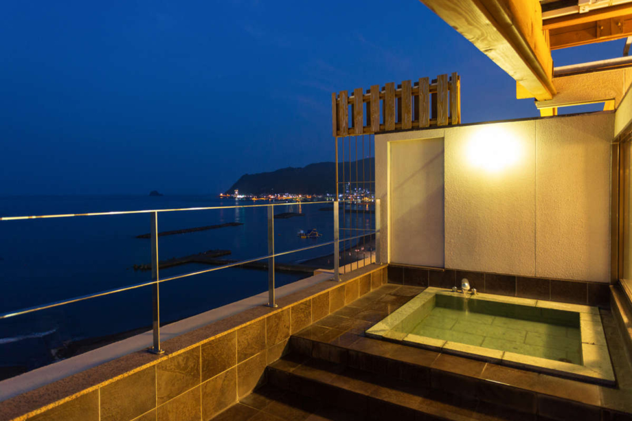 貸切風呂『まんてんの湯』。夜景や星空、夜の海をお楽しみいただけます。