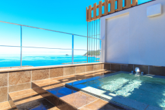 まんてんの湯～おりひめ～青い空と海を望む貸切展望露天風呂。贅沢なひとときをお過ごしください。