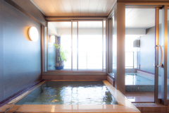 群青の湯。テラス風の貸切展望風呂・伊豆石に囲まれたお湯は、まるでプールのよう。