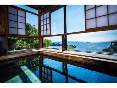 【夏限定】「天然アワビ堪能プラン」（お一人様１パイずつ）仲買人の主人だからこそ仕入れられる鮮度の良い夏のアワビを、目の前で踊る陶板焼き、お刺身（しゃぶしゃぶも可）でご堪能いただけます※12歳以下のお子様使用不可