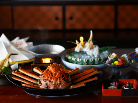 【黄タグ付ブランド越前蟹約1.0㎏使用】フルコース【1人1パイずつ使用】夕食は熱々茹でガニ1パイ・カニ刺し半身・焼きガニ半身プランに新鮮お刺身小皿盛り、せいこ蟹丼ミニ(年内まで）付※12歳以下のお子様ご利用不可（乳幼児含む）