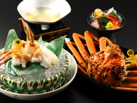 【黄タグ付ブランド越前蟹約1.0㎏使用】フルコース【1人1パイずつ使用】夕食は熱々茹でガニ1パイ・カニ刺し半身・焼きガニ半身プランに新鮮お刺身小皿盛り、せいこ蟹丼ミニ(年内まで）付※12歳以下のお子様ご利用不可（乳幼児含む）