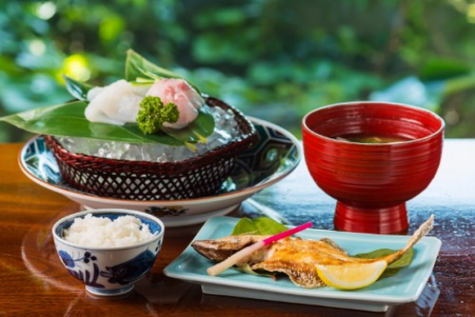 【夏限定】「天然アワビ堪能プラン」（お一人様１パイずつ）仲買人の主人だからこそ仕入れられる鮮度の良い夏のアワビを、目の前で踊る陶板焼き、お刺身（しゃぶしゃぶも可）でご堪能いただけます※12歳以下のお子様使用不可