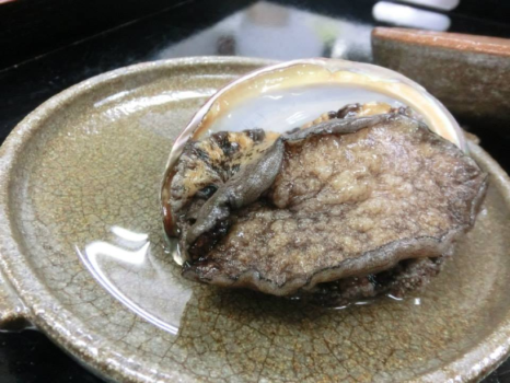 【夏限定】「天然アワビ堪能プラン」（お一人様１パイずつ）仲買人の主人だからこそ仕入れられる鮮度の良い夏のアワビを、目の前で踊る陶板焼き、お刺身（しゃぶしゃぶも可）でご堪能いただけます※12歳以下のお子様使用不可