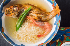 【秋限定】「越前産ノドグロ堪能プラン」仲買人の主人だからこそ仕入れられる鮮度の良い「白身のトロ」ノドグロ料理。丸々一尾使った、宿の秋の名物「のどぐろ素麺」と、「ノドグロ炙りミニ丼」をお楽しみください。※12歳以下のお子様使用不可