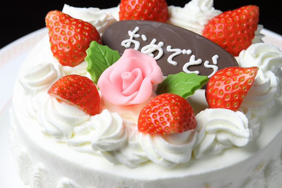 ケーキor花束、お祝いの内容やお相手にあわせ特典をお選びいただけます。