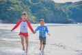 全長1.2㎞に及ぶ白砂の海岸で夏場は家族連れで賑わいます。