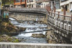 円荘のすぐ近くを流れる藤木川。川の音で心がほぐされます。